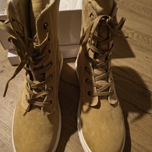 Women's Pawj Boots New 9 (10.5)